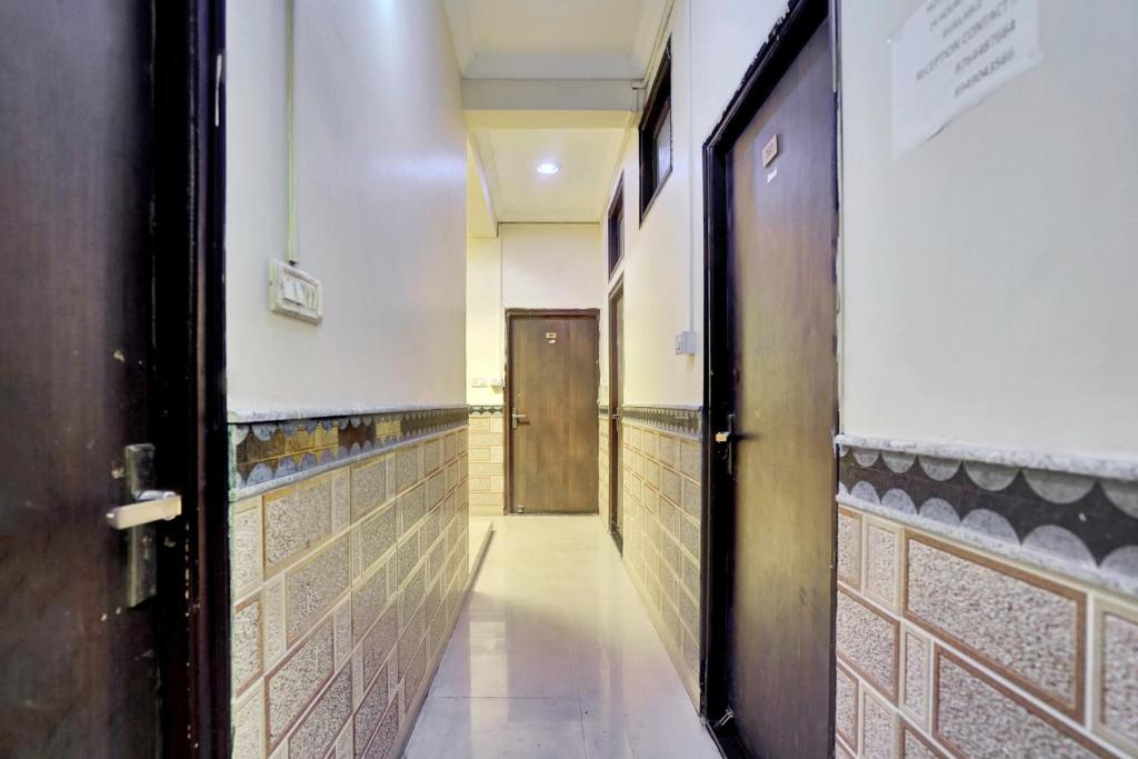 een gang met een deur en tegels bij Super Hotel O Mani Bhai Patel in Kota