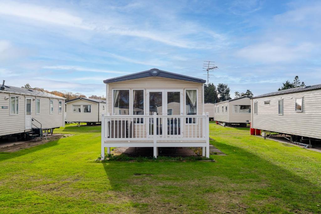 a small house in the middle of a yard at 3 Bedroom Static Caravan-Seton Sands in Port Seton