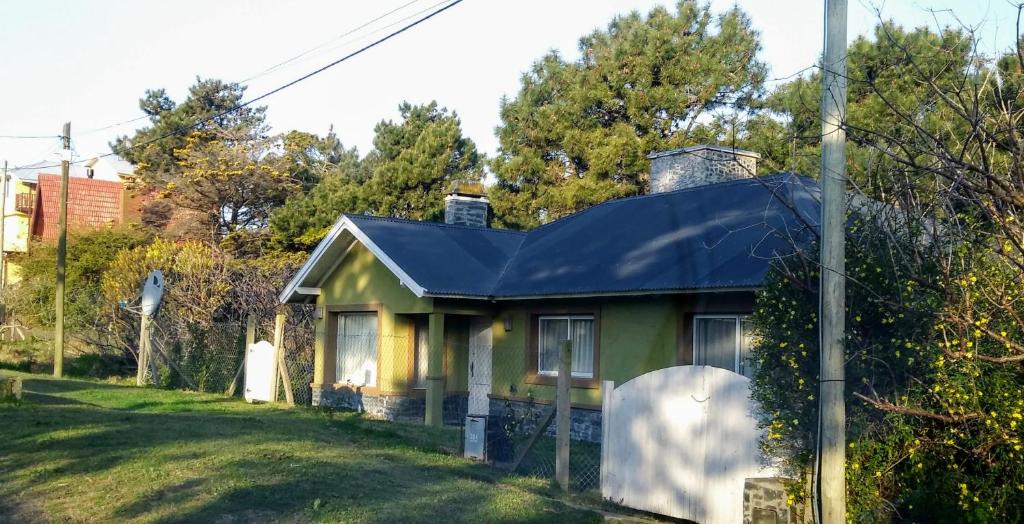 a small green house with a blue roof at Casa Mar de Ostende 3 Dormitorios 8 Pasajeros in Ostende