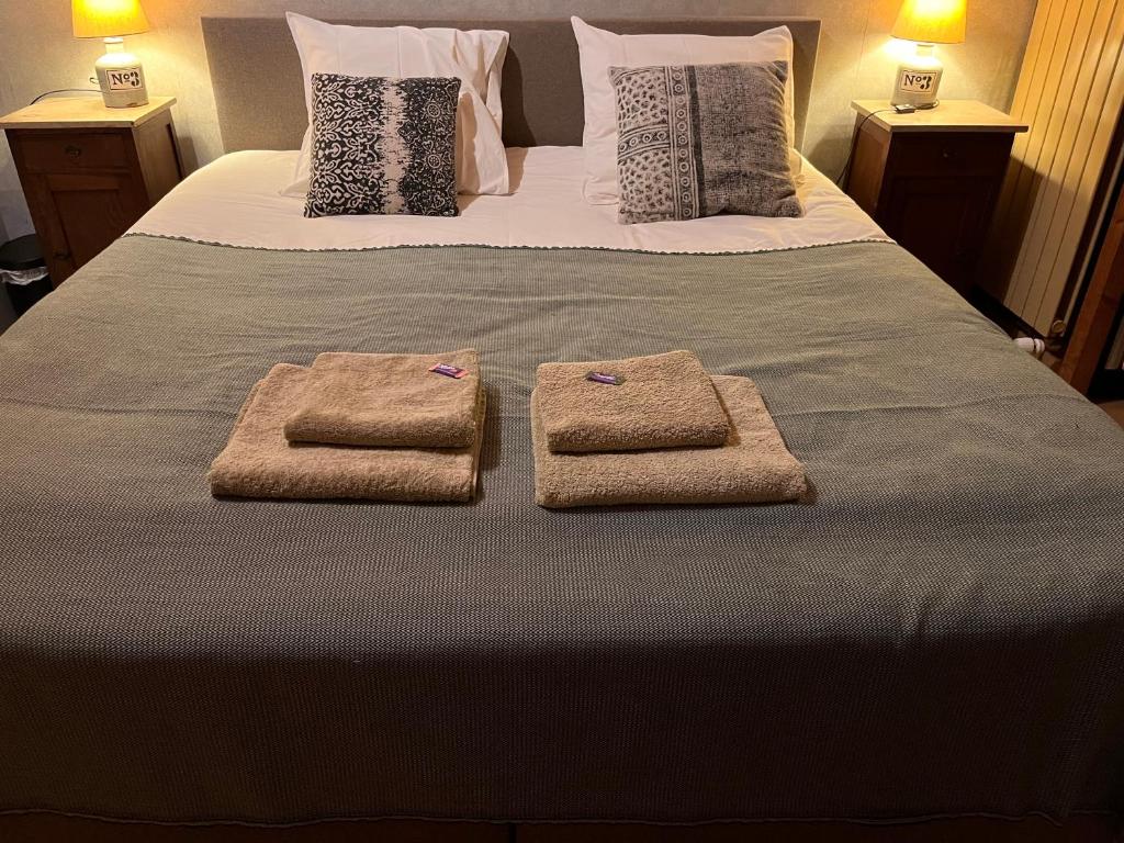 Postel nebo postele na pokoji v ubytování Domaine les Darbonnets - Chambres et Table d'hôtes