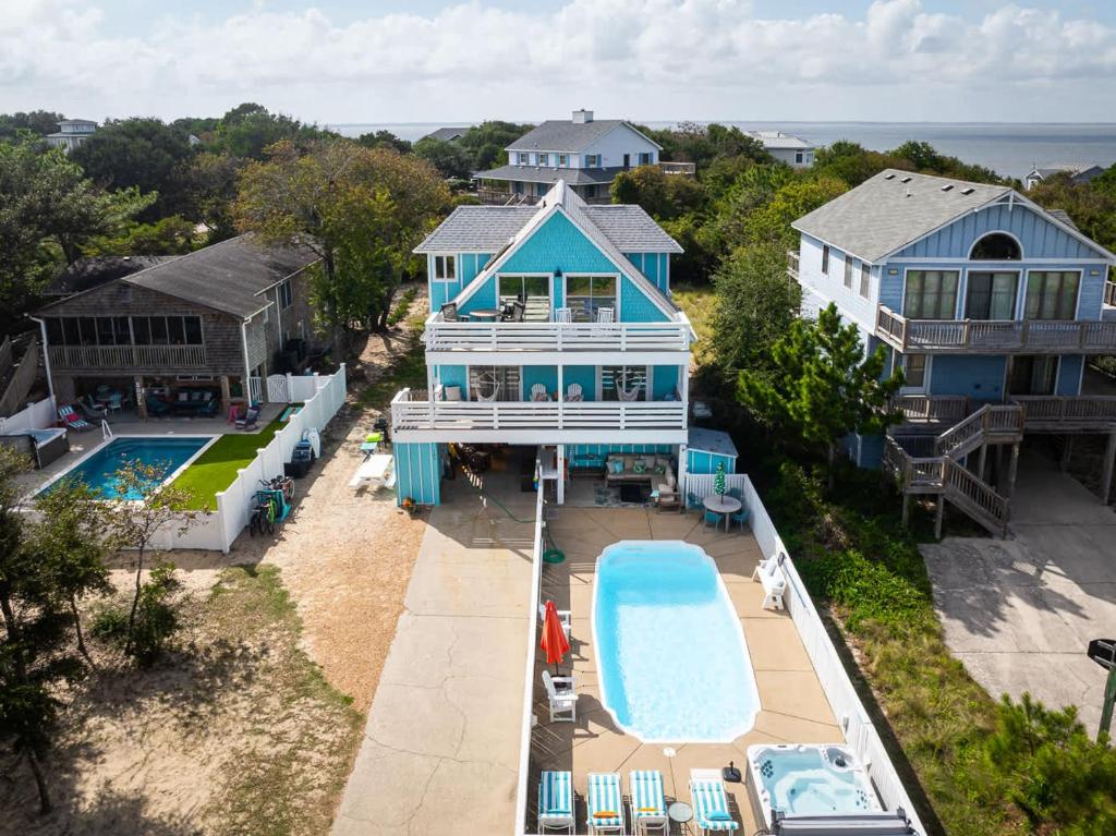 Bazén v ubytování Walk to Duck Soundfront w Pool Firepit Cornhole nebo v jeho okolí