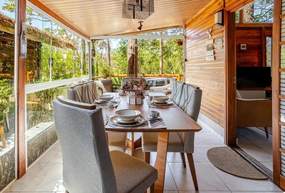 Un comedor con mesa y sillas en Chalé Veraneio-Itú-SP Vista para o lago Camping Carrion, en Itu