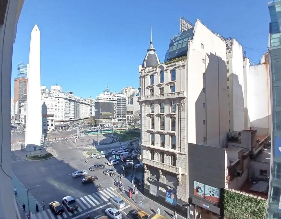 - une vue sur une rue de la ville avec un grand bâtiment dans l'établissement Hermoso departamento con vista a Obelisco lV, à Buenos Aires