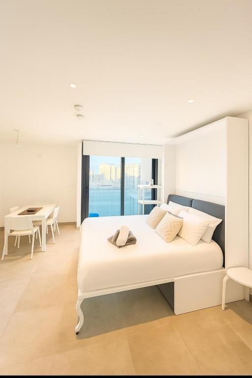 Ένα ή περισσότερα κρεβάτια σε δωμάτιο στο Larger studio apartment, great view