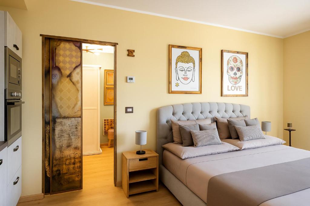 a bedroom with a large white bed in a room at [3' a piedi dal mare] CASITA DEL MAR...Mare & Arte in Grottammare