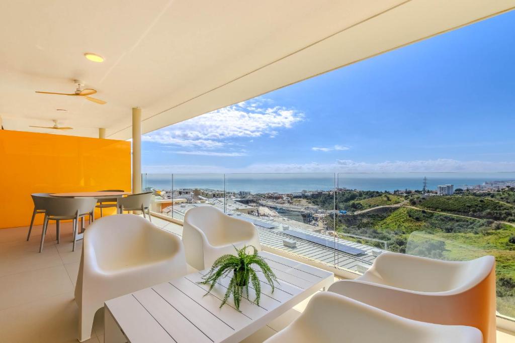 un salon avec vue sur l'océan dans l'établissement Sun Valley 1, à Fuengirola