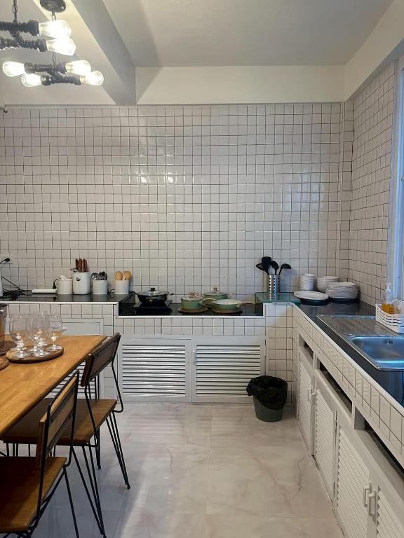 Una cocina con una mesa y sillas en una habitación. en Charin pool villa - Aurora Villa 9, en Ban Pa Yup