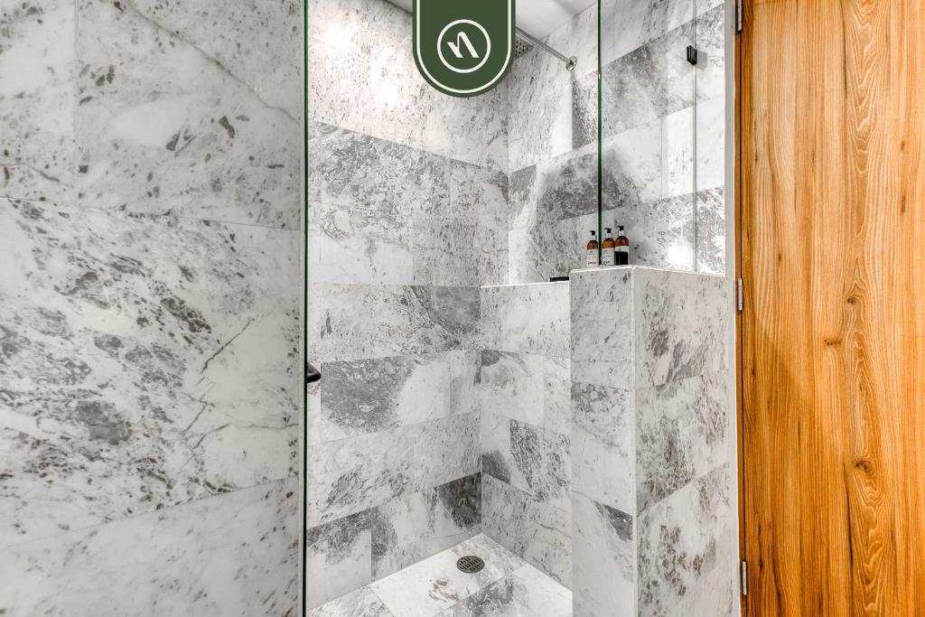 Et badeværelse på Luxury 2 BR Condo - Rooftop Pool with City View