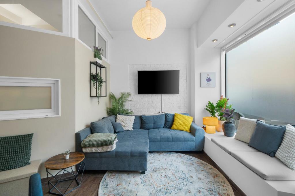 TV a/nebo společenská místnost v ubytování Loftly Kottbusser Damm 68 - Parkplatz - Self Check In - 300 Mbits