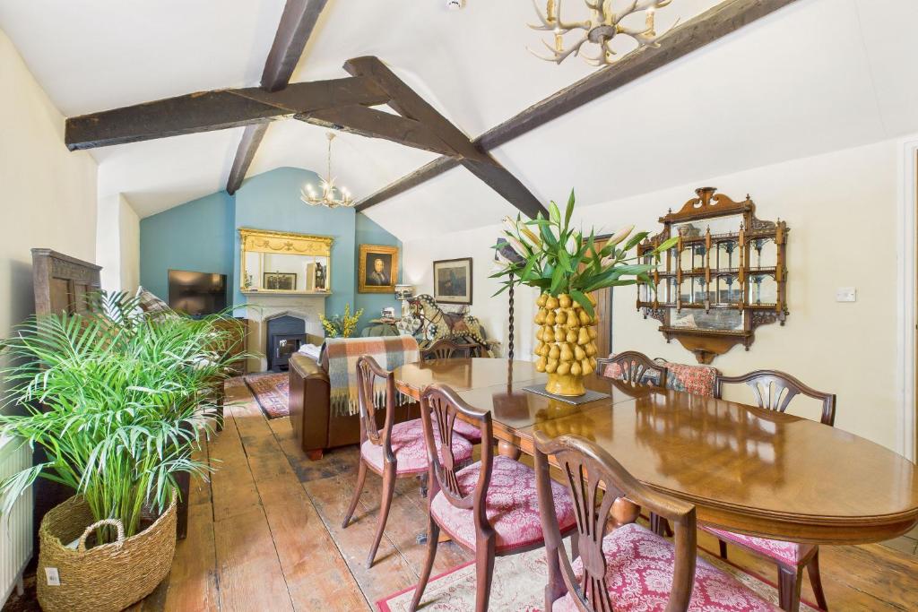 ein Esszimmer mit Tisch und Stühlen in der Unterkunft Beautiful, Pet Friendly Apartment - The White Lion in Holywell