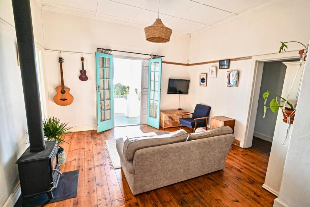 Et opholdsområde på Mountain-side Cottage with Breathtaking Sea View