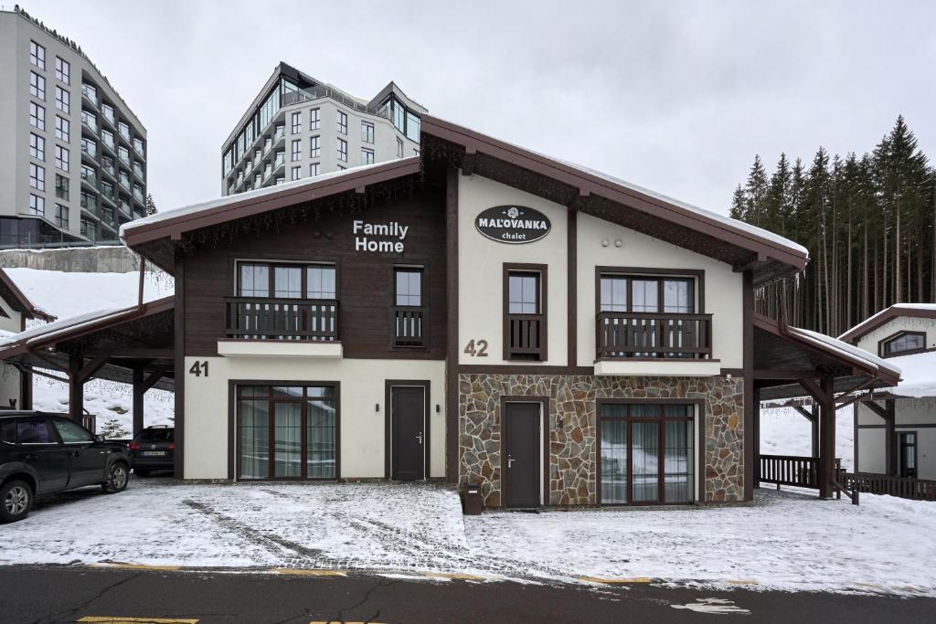 een gebouw in de sneeuw voor een hotel bij Mal'ovanka in Boekovel