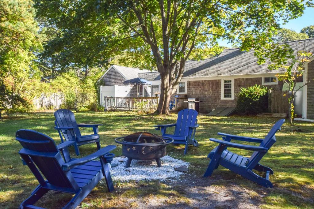 ヤーマスにあるMinutes to Nantucket Sound Beachesの火台周囲の青い椅子