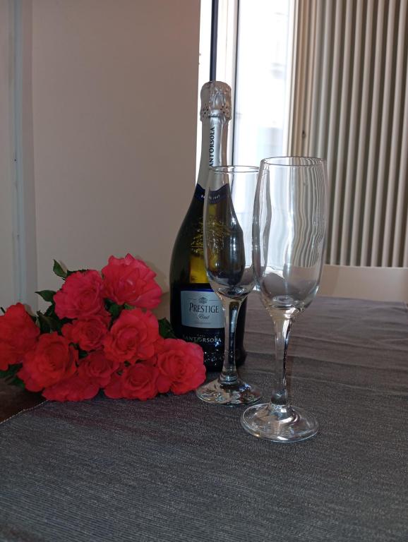 Una botella de vino y dos copas en una mesa en Miramare4, en Ceriale