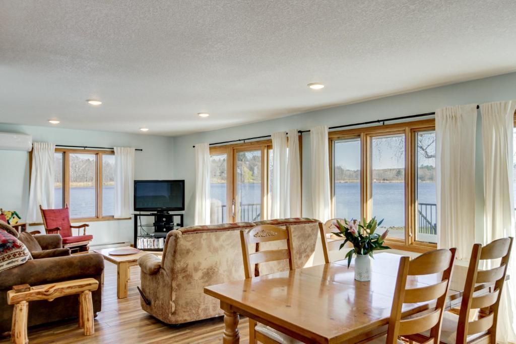 TV a/nebo společenská místnost v ubytování South Long Lake Home with Swim Area Pets Welcome!