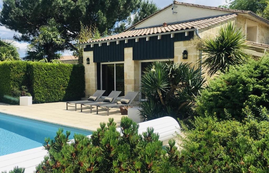 una villa con piscina y una casa en Le Domaine de la Ronce - Gîte & Spa, en Cézac