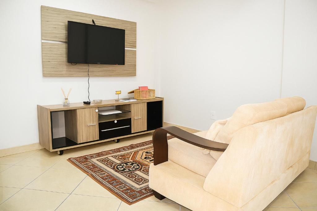 a living room with a couch and a flat screen tv at Apartamento completo e bem localizado 301 in Vitória da Conquista