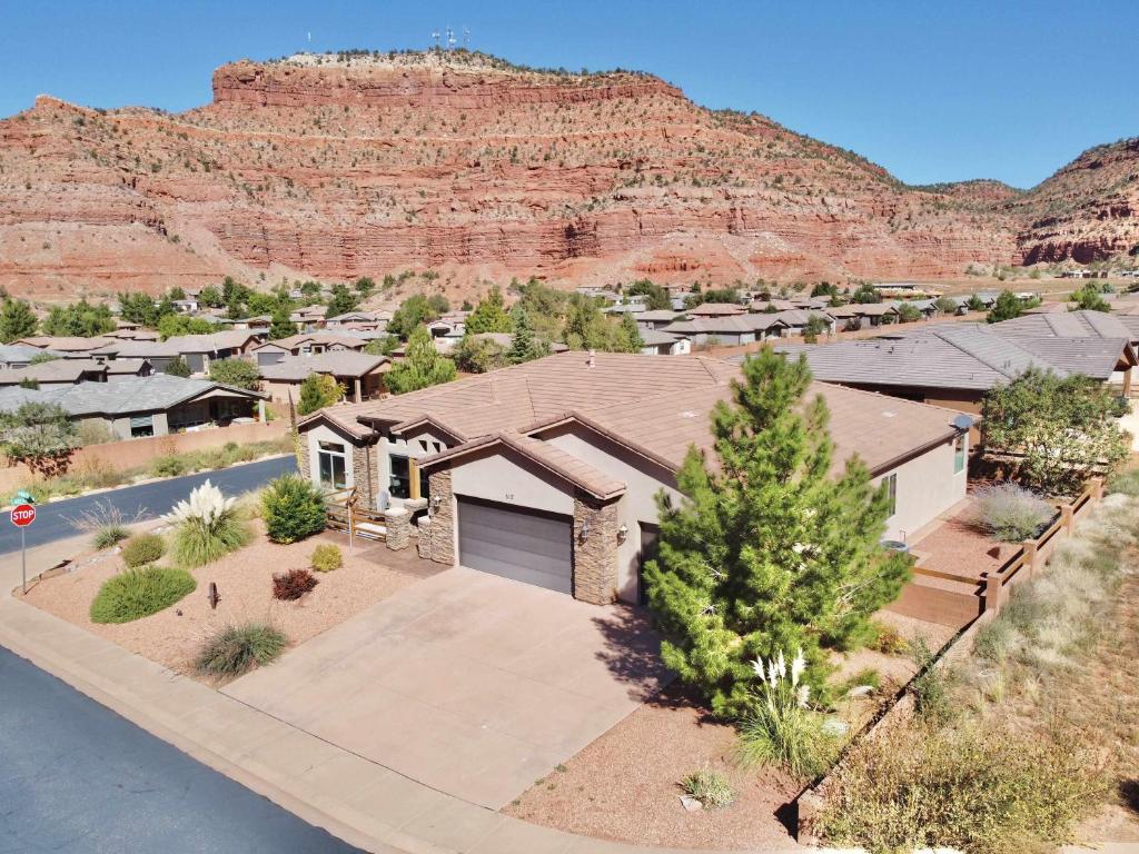 een luchtzicht op een huis met een berg bij Upscale 4 bedroom family home near Zion w pool & hot tub in Kanab