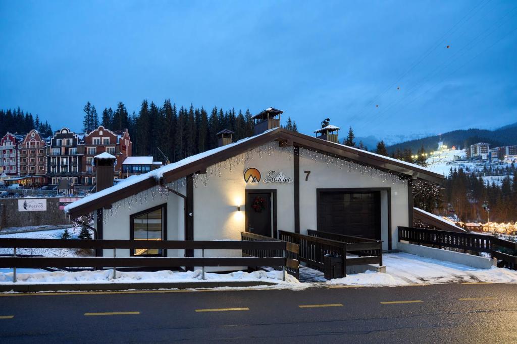 een klein wit gebouw aan de kant van een weg bij Die SONNE in Boekovel