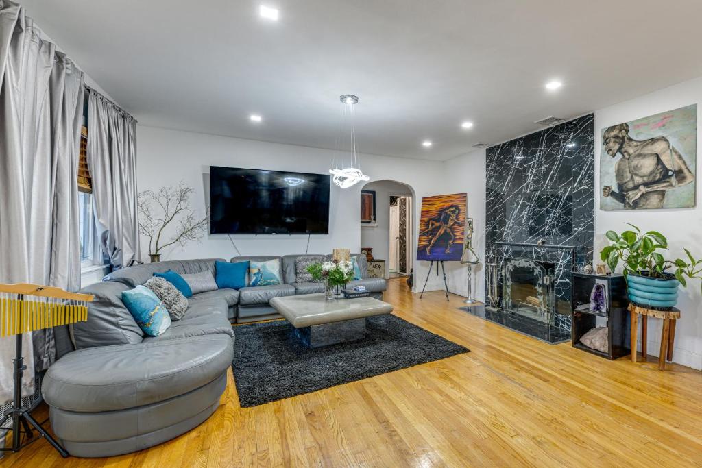 Χώρος καθιστικού στο 8 Mi to Jones Beach State Park! Cozy Home with Porch