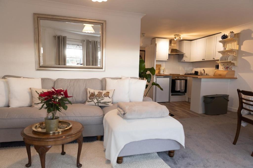 a living room with a couch and a table at Charming Apartment with Prime Location in Royal Tunbridge Wells