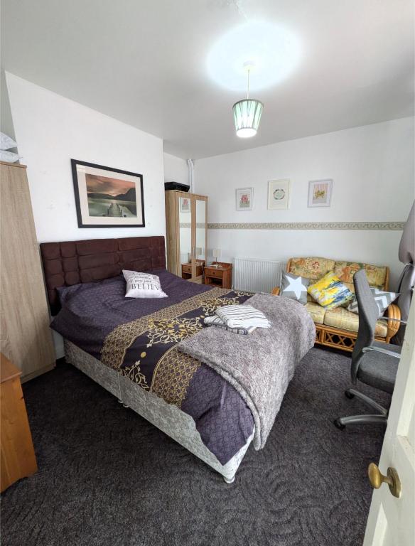 Imagen de la galería de Double Room with TV Leicester City Vacations Long & Short stays in lovely shared home, en Leicester