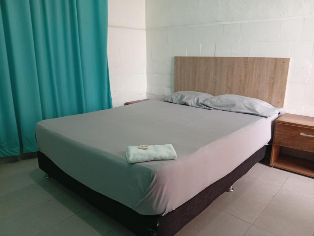 パルミラにあるHotel Pelmanの大型ベッド(上に財布付)