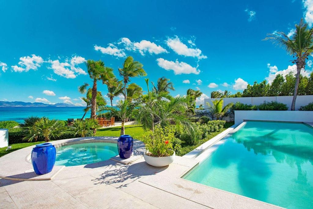 una piscina con vista al mar en Villa Splendor Anguilla, en Rendezvous Beach
