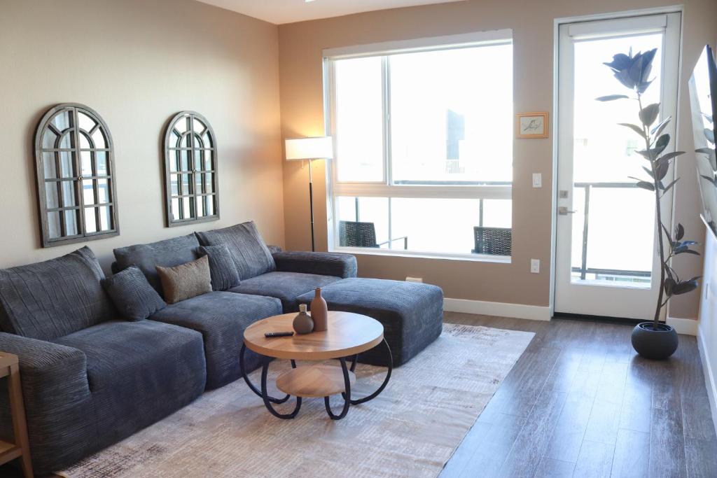 Posezení v ubytování Urban Chic Home 10 Min from Disneyland With Pool & GYM