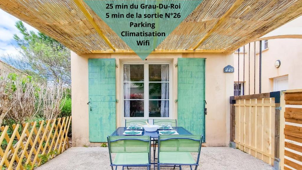 einen Tisch vor einem Gebäude mit einer Tür in der Unterkunft Maison Solèna in Gallargues-Le-Montueux