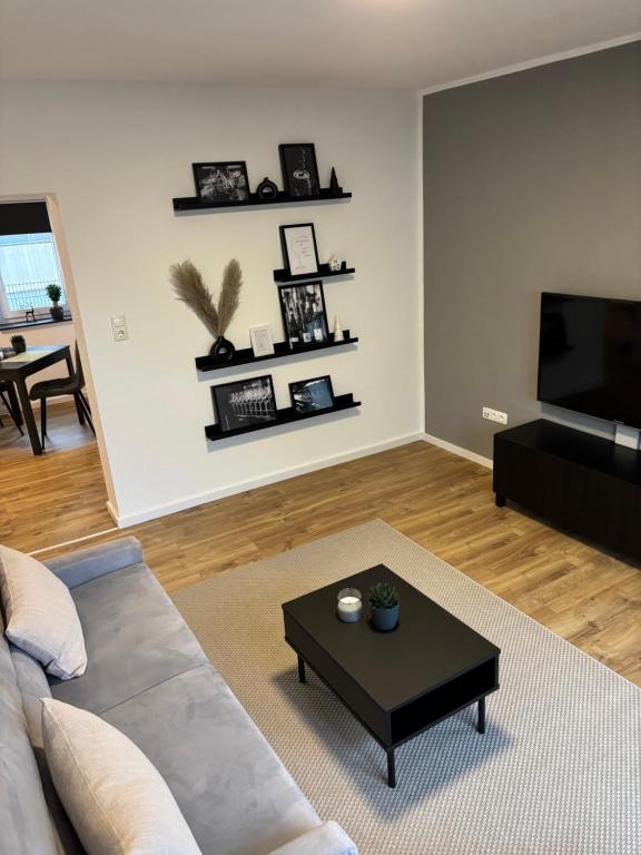 a living room with a couch and a coffee table at Ferienwohnung am Engelmannsberg in Hattenheim