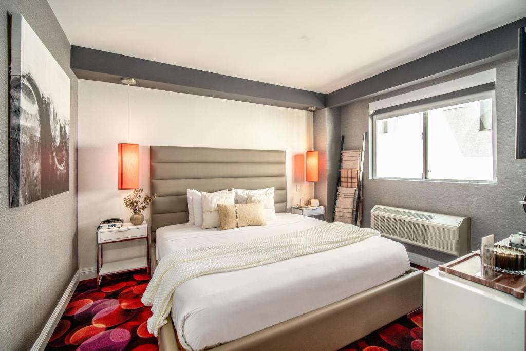 Postel nebo postele na pokoji v ubytování Lexen Hotel - Hollywood