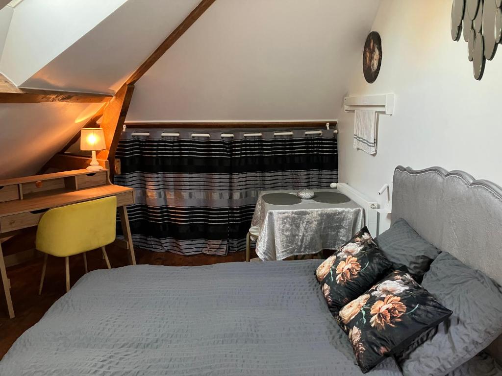 Galeriebild der Unterkunft Chambre cosy avec salle de bain privative, kitchenette et bureau in Caen