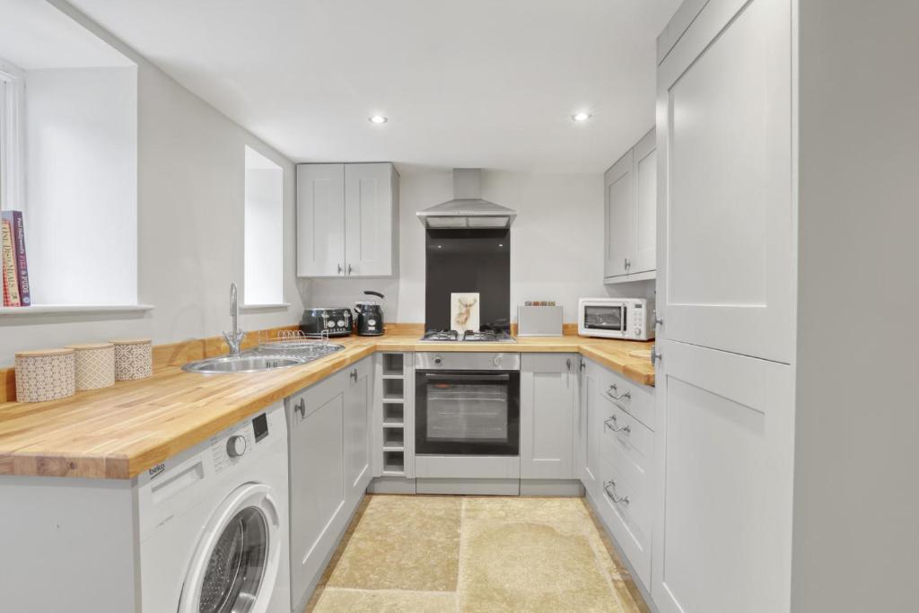 Η κουζίνα ή μικρή κουζίνα στο Coria House - North East Escape