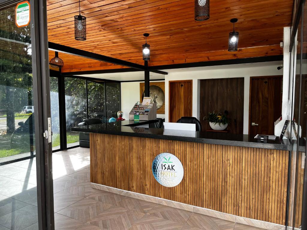 a bar in a restaurant with a wooden ceiling at Hotel & Golf Isak Aeropuerto in Rionegro
