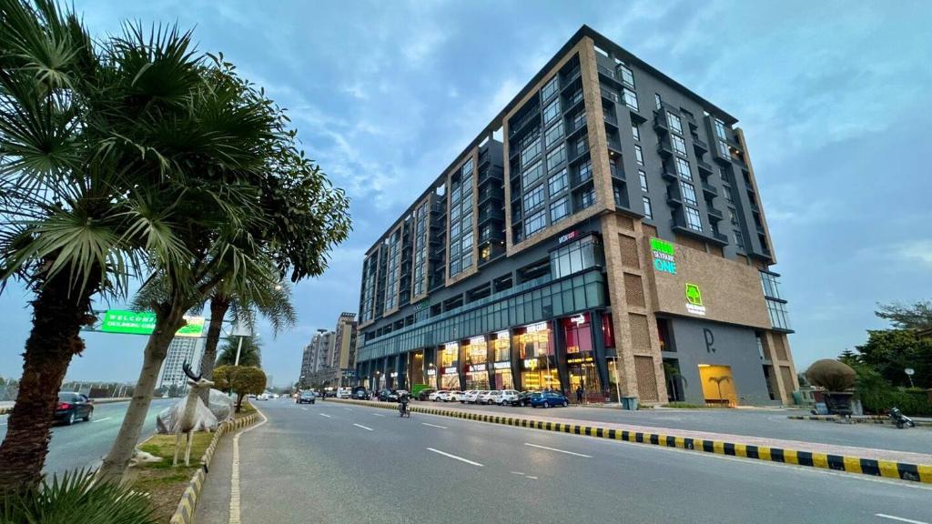 wysoki budynek po stronie ulicy w obiekcie Luxury 2-Bedroom Apartment with Balcony Skypark One Gulberg Greens Islamabad w mieście Islamabad