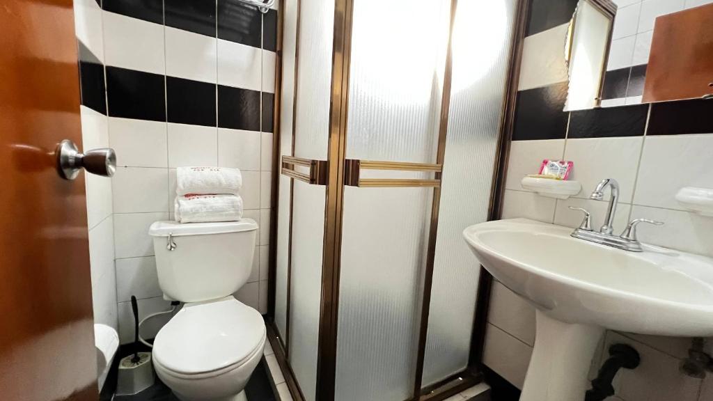 Koupelna v ubytování Nogal, cómodo y fresco alojamiento