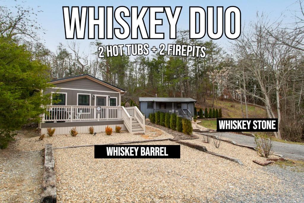 una casa con un vialetto e una casa di Whiskey Duo 2 Cabins SidebySide HotTubs Firepit a Walnut Grove