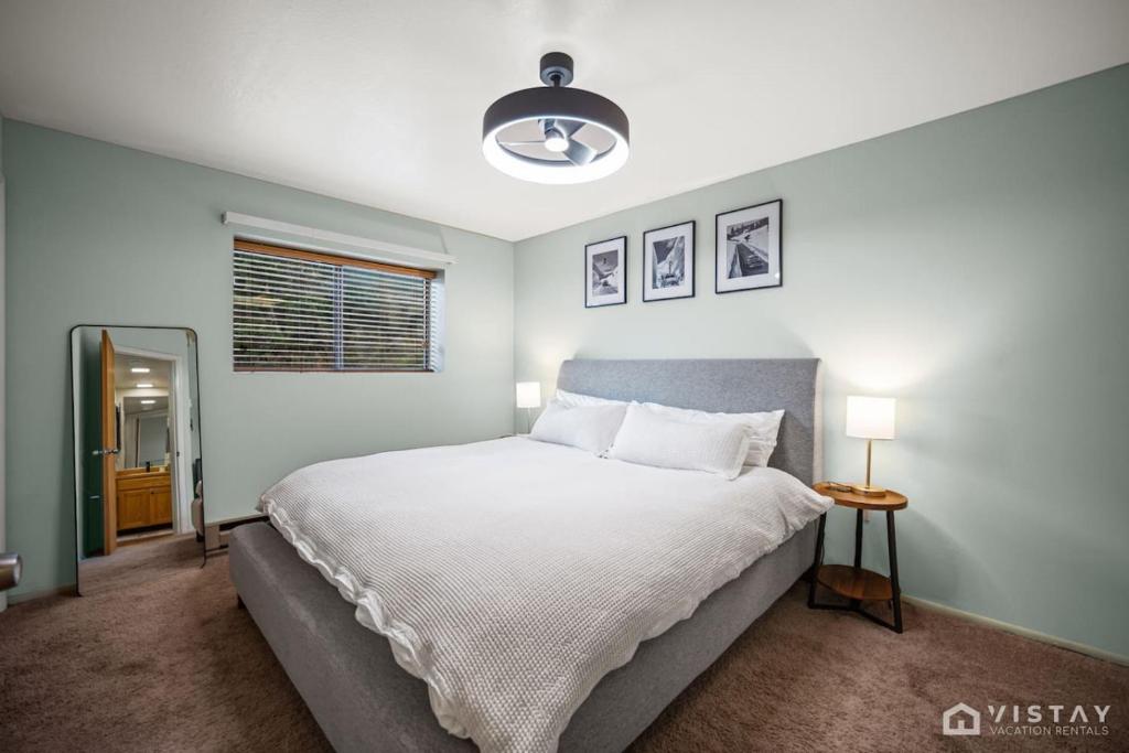 En eller flere senge i et værelse på Ski Hill Views and Cozy Fireplace in Brianhead