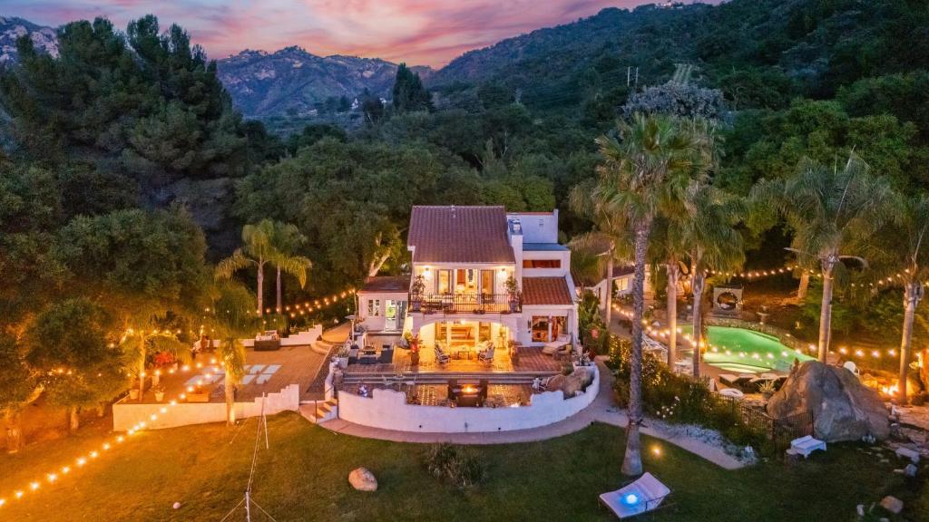 eine Luftaufnahme eines großen Hauses mit Lichtern in der Unterkunft Private Malibu Escape w Guest House Fire Pits Mountain Views The Malibu Retreat by AvantStay in Monte Nido