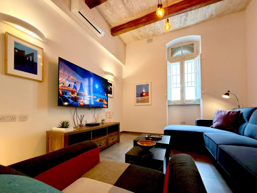 TV a/nebo společenská místnost v ubytování Sliema Unique 4 Bedroom Townhouse Off The Beach