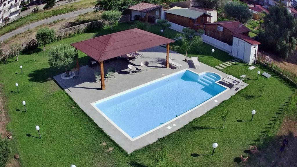 een bovenaanzicht van een zwembad met een parasol bij Appartamento a due passi dal mare in Condoianni