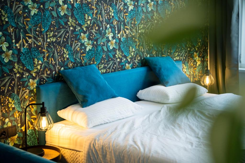 Giường trong phòng chung tại Velvet Vienna - at metro station U1 - 5 mins to opera