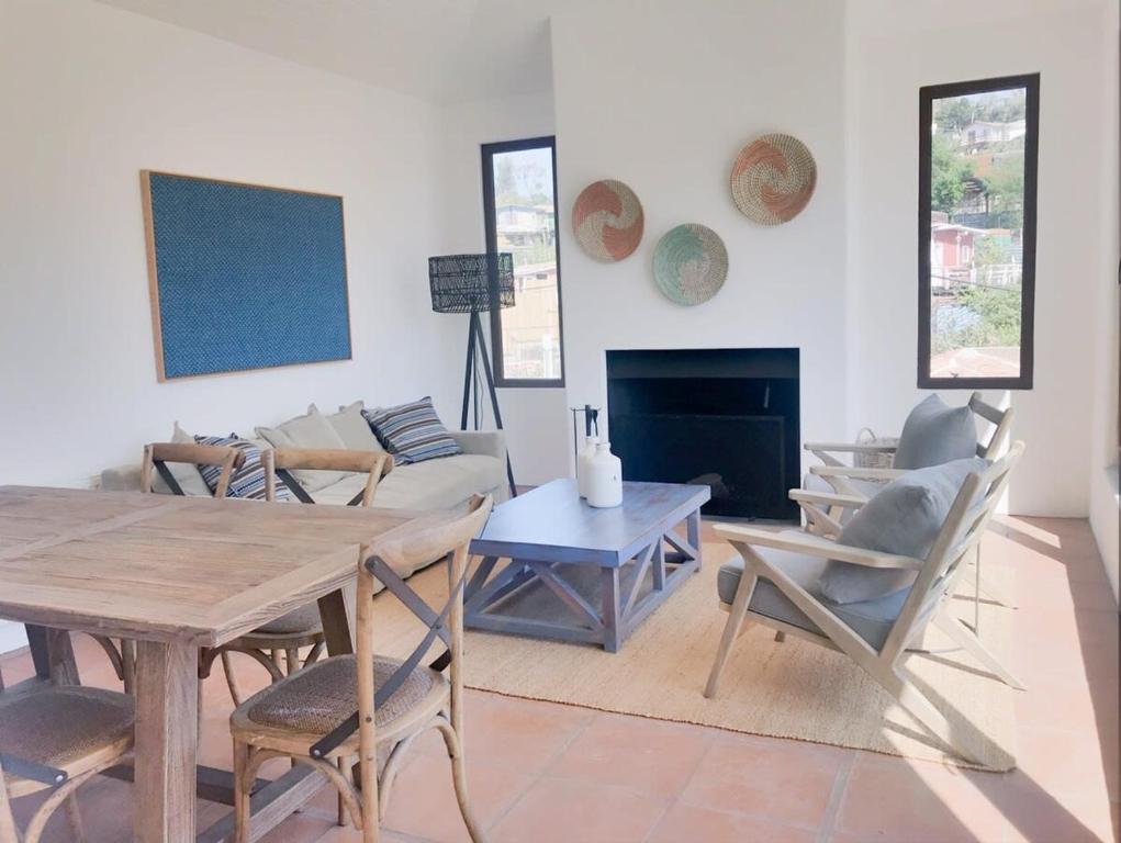 a living room with a table and a couch at Casapueblo Rent Cachagua CP 23 in Cachagua