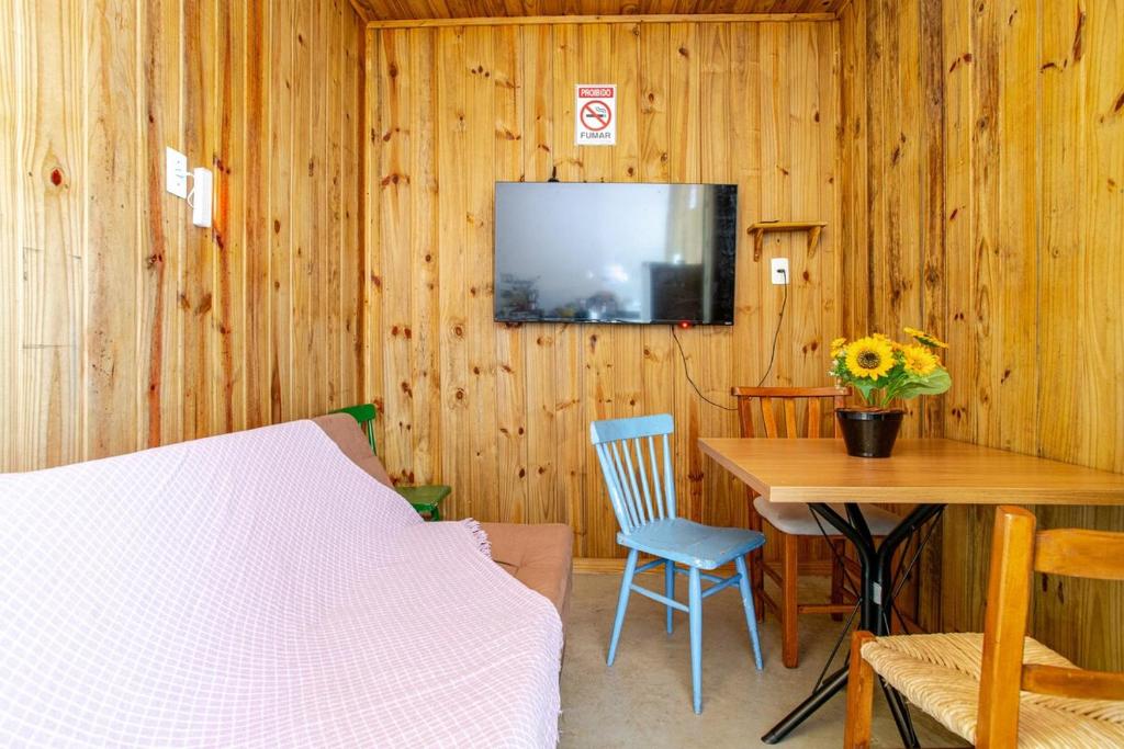 TV a/nebo společenská místnost v ubytování Custo beneficio, conforto, com ar-condicionado e Wi-Fi