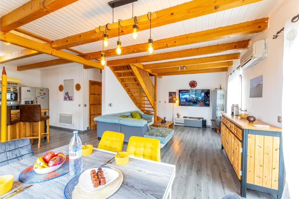 TV a/nebo společenská místnost v ubytování Maison familiale 6-8 personnes en Vallée d'Ossau