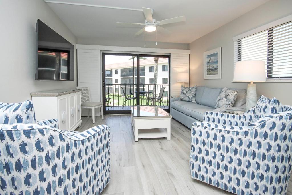 Χώρος καθιστικού στο Serene 2BR Sanibel condo with beach views 4A2