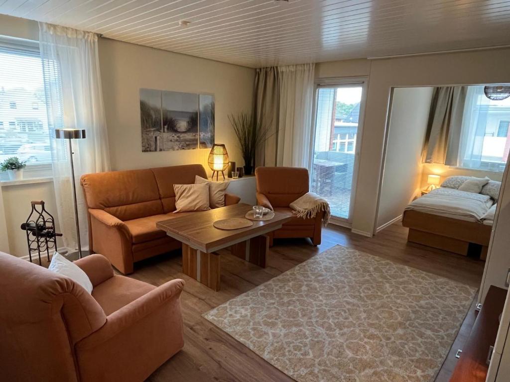 a living room with a couch and a table at Ferienwohnung Reede 19 in Butjadingen