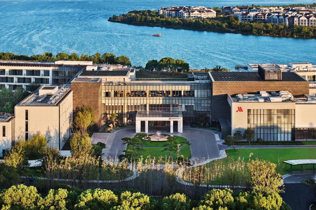 蘇州市にあるSuzhou Marriott Hotel Yangcheng Lakeの水辺の建物の空中ビュー