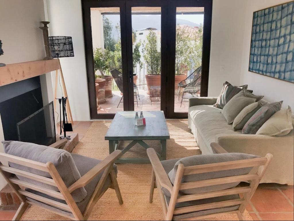 a living room with a couch and a table and chairs at Casapueblo Rent Cachagua CP 02 in Cachagua